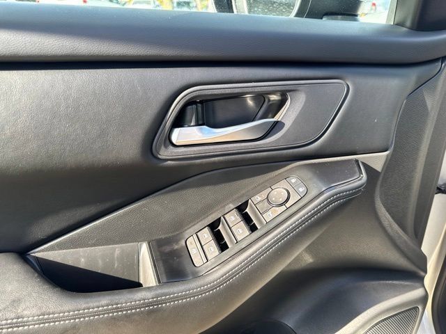 Used 2025 Nissan Rogue SV AWD/4WD image 25
