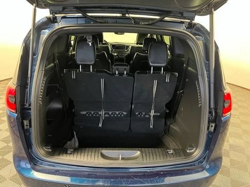 Certified 2025 Chrysler Pacifica Limited FWD image 14
