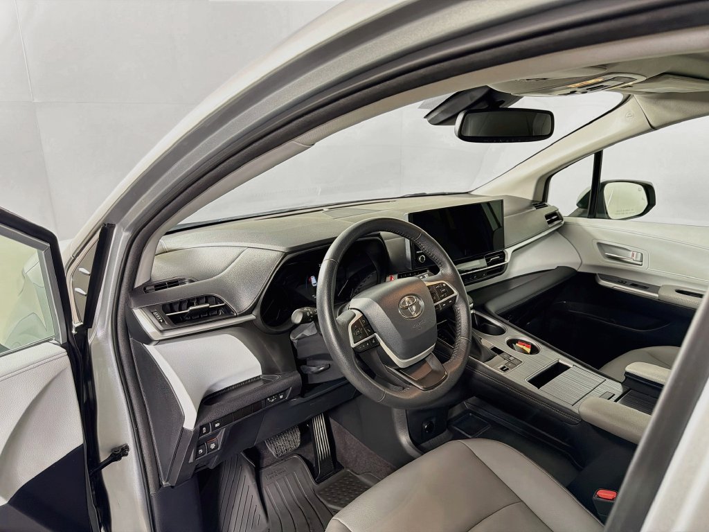 Used 2025 Toyota Sienna XLE FWD image 10