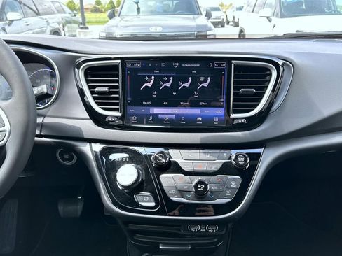 Used 2025 Chrysler Pacifica Select FWD image 14