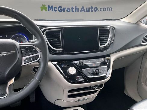 Used 2023 Chrysler Pacifica Touring-L FWD image 9