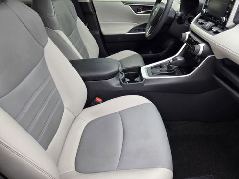Used 2020 Toyota RAV4 XLE Premium FWD image 10