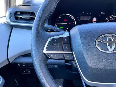 Used 2025 Toyota Sienna XLE image 24