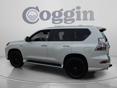 Used 2023 Lexus GX 460 Luxury w/ Accessory Package AWD/4WD image 3