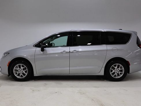 Used 2024 Chrysler Pacifica Touring-L FWD image 4
