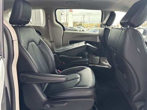 Used 2023 Chrysler Pacifica Touring-L FWD image 14