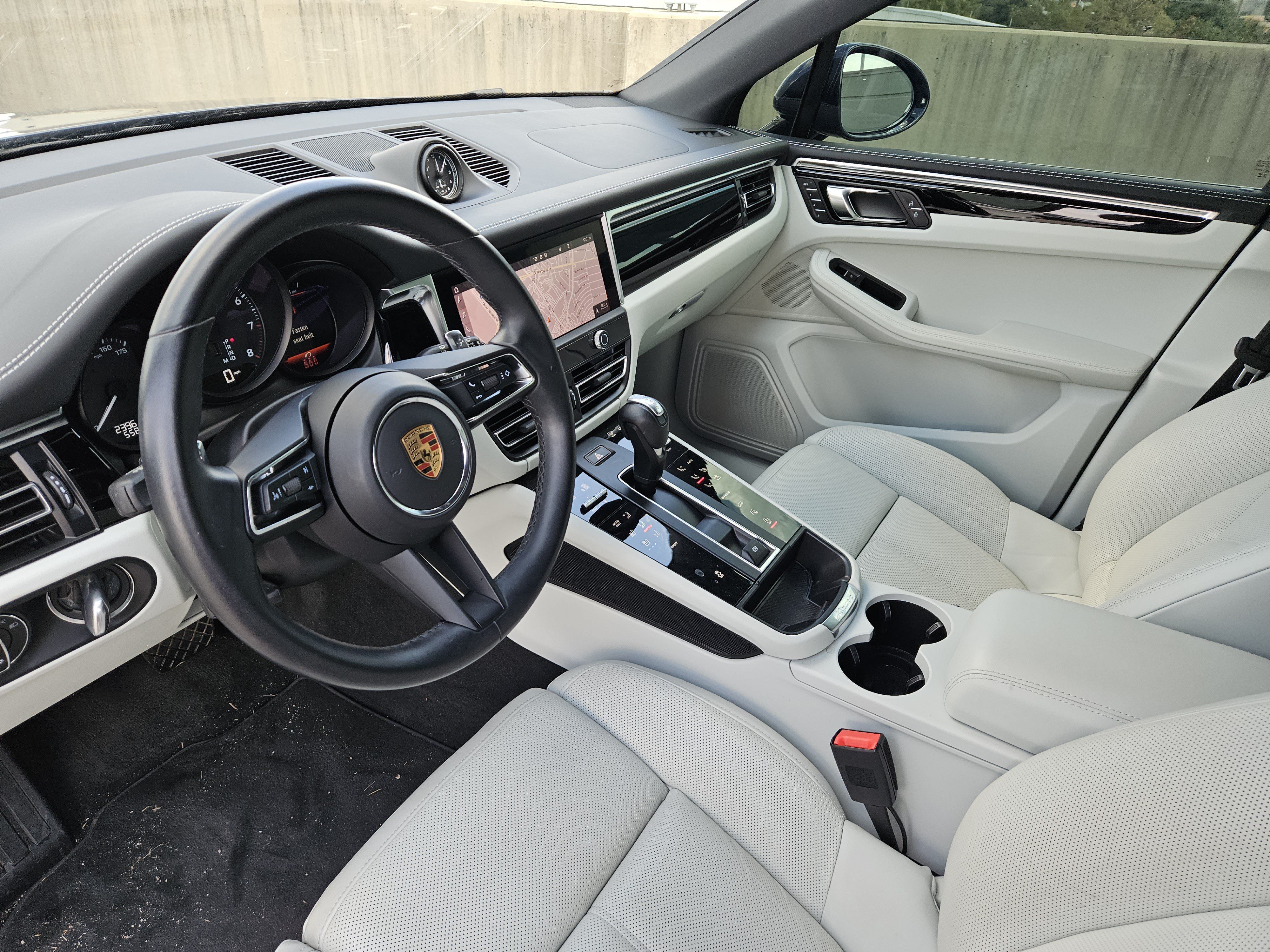 Certified 2023 Porsche Macan AWD/4WD image 4