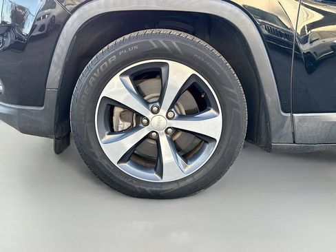 Used 2019 Jeep Cherokee Limited FWD image 42