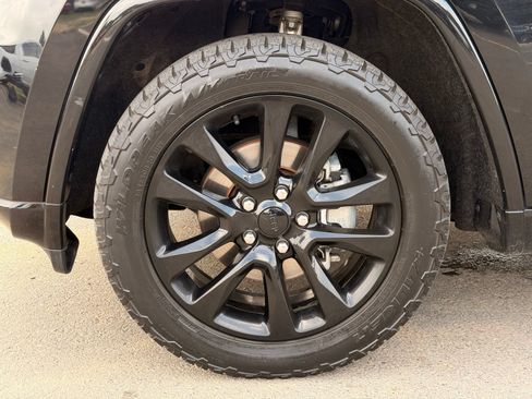 Used 2019 Jeep Grand Cherokee Altitude AWD/4WD image 14