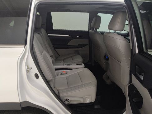 Used 2019 Toyota Highlander XLE FWD image 19