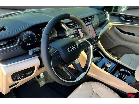New 2025 Jeep Grand Cherokee Limited w/ Luxury Tech Group II AWD/4WD image 7
