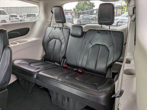 Used 2023 Chrysler Pacifica Touring-L FWD image 14