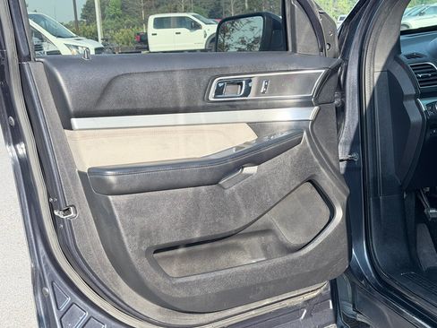 Used 2017 Ford Explorer XLT w/ Equipment Group 202A FWD image 30