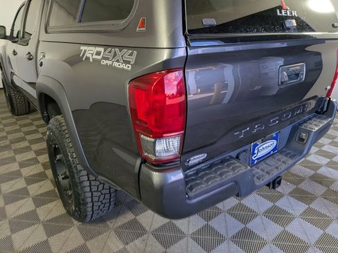Used 2017 Toyota Tacoma TRD Off-Road w/ Premium & Technology Package image 16