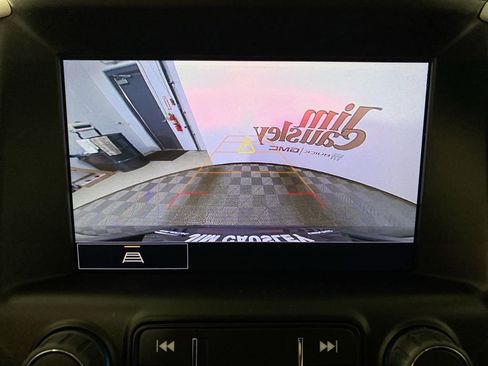 Used 2023 GMC Terrain SLE w/ Driver Convenience Package image 17