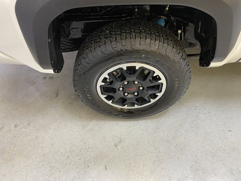 Used 2025 Toyota Tacoma TRD Off-Road image 13