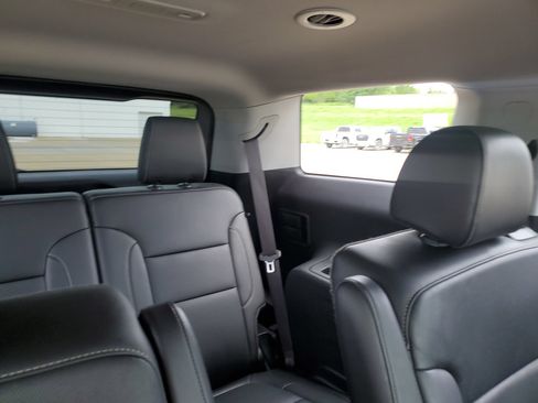 Used 2023 GMC Acadia SLT FWD image 15