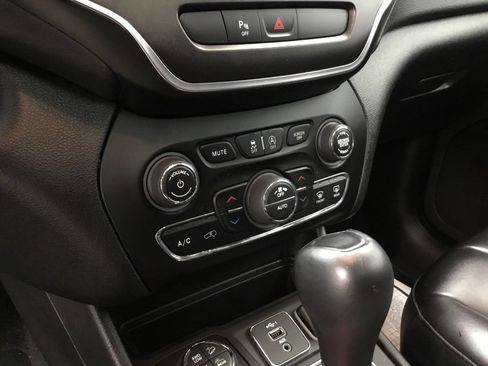 Used 2021 Jeep Cherokee Trailhawk w/ Sun & Sound Group AWD/4WD image 24