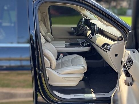 Used 2020 Lincoln Navigator L Reserve w/ Luxury Package RWD image 3