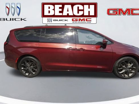 Used 2022 Chrysler Pacifica Limited w/ S Appearance Package FWD image 2