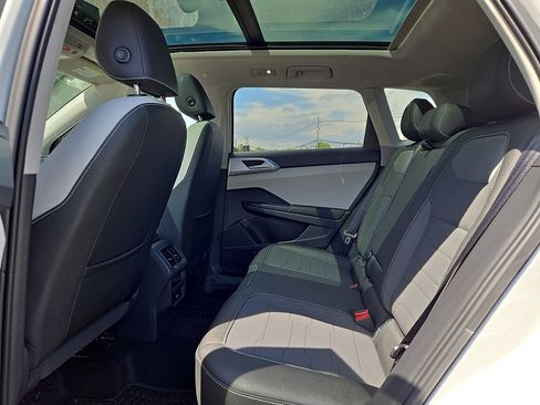 Certified 2025 Volkswagen Taos SE w/ Panoramic Sunroof Package AWD/4WD image 10