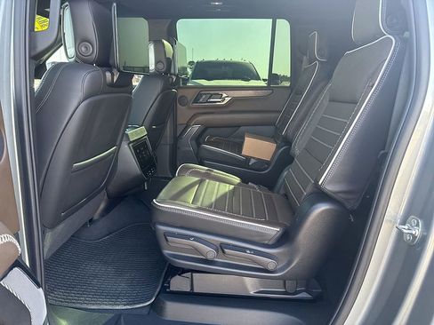 Used 2025 GMC Yukon XL Denali Ultimate AWD/4WD image 11
