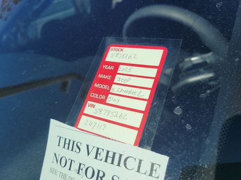 Used 2025 Jeep Grand Cherokee L Laredo image 10