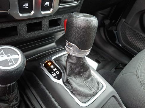 Used 2021 Jeep Wrangler Sport AWD/4WD image 14