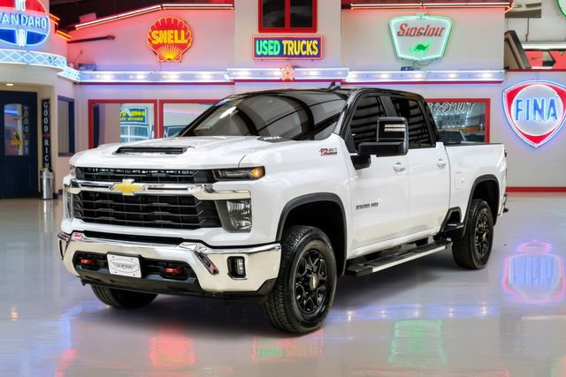 Used 2025 Chevrolet Silverado 2500 LT AWD/4WD image 2