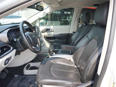 Used 2020 Chrysler Pacifica Touring-L Plus w/ Tire & Wheel Group FWD image 25