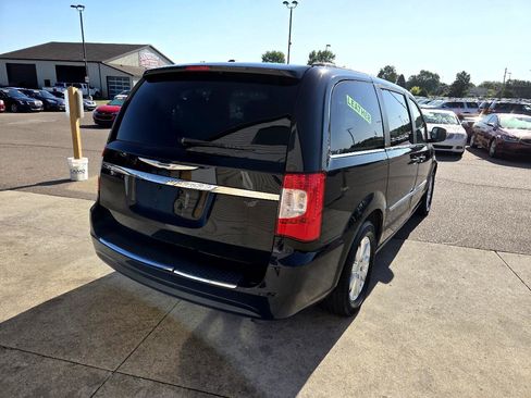 Used 2013 Chrysler Town & Country Touring image 5