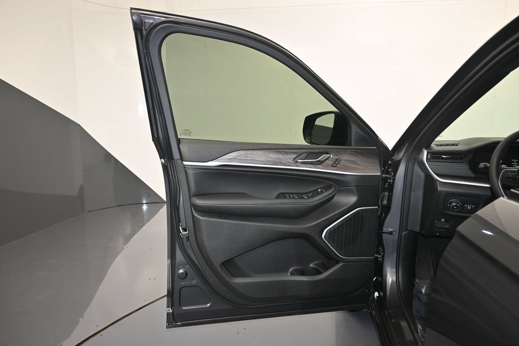 New 2026 Jeep Grand Cherokee Limited AWD/4WD image 10
