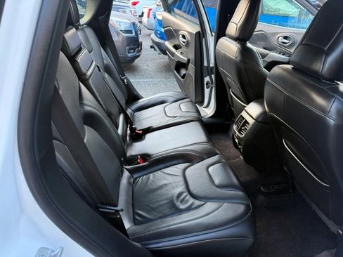 Used 2019 Jeep Cherokee Limited image 18