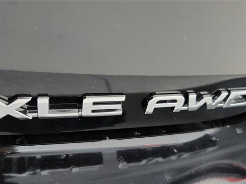 Used 2024 Toyota Highlander XLE AWD/4WD image 21