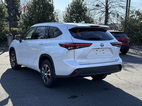 Used 2022 Toyota Highlander XLE image 4