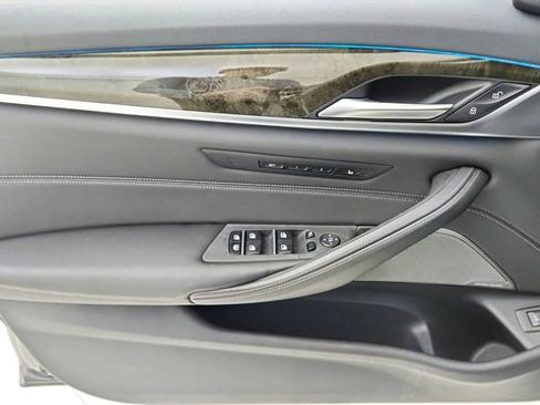 Used 2021 BMW 530e image 34