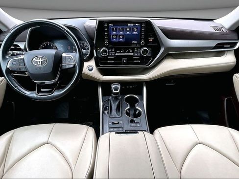 Used 2021 Toyota Highlander XLE AWD/4WD image 7