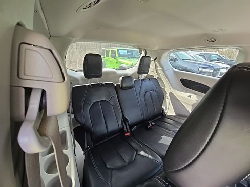 Used 2023 Chrysler Pacifica Touring-L image 18