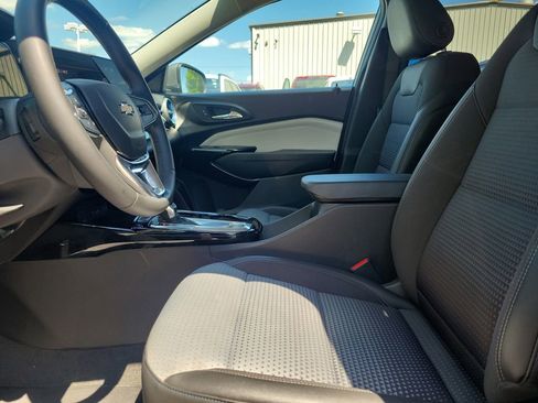 Used 2025 Chevrolet Trax LT w/ LT Convenience Package FWD image 17