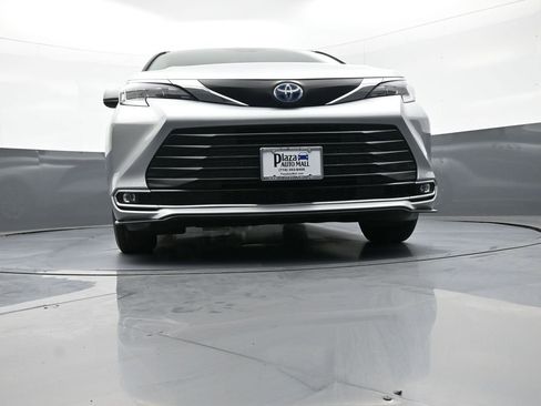 Certified 2024 Toyota Sienna XLE AWD/4WD image 29