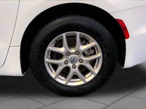 Used 2024 Chrysler Pacifica Touring-L FWD image 11