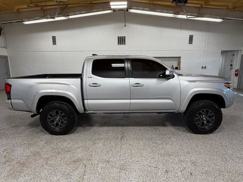 Used 2022 Toyota Tacoma SR5 AWD/4WD image 5