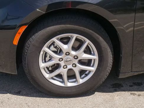 Used 2022 Chrysler Pacifica Touring-L FWD image 5