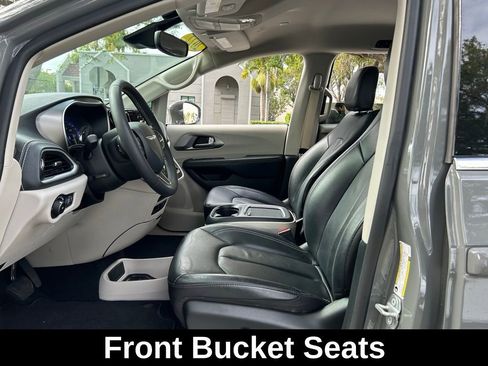 Used 2022 Chrysler Pacifica Touring-L image 17