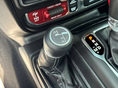 Used 2025 Jeep Wrangler Unlimited Rubicon AWD/4WD image 45