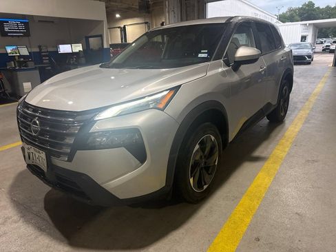 Used 2025 Nissan Rogue SV FWD image 1