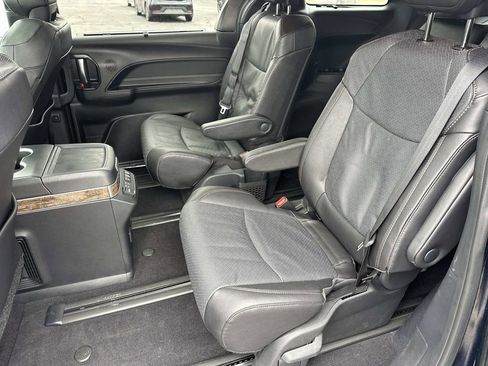 Used 2025 Toyota Sienna Limited image 12