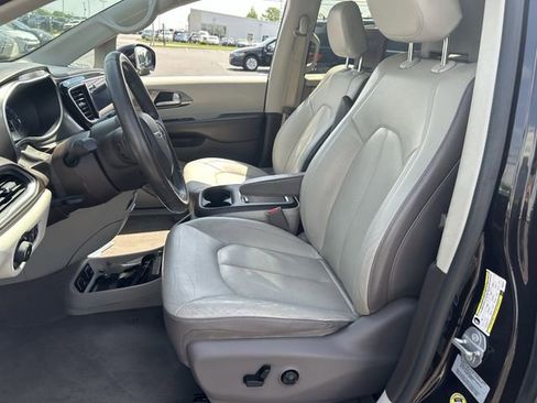 Used 2017 Chrysler Pacifica Touring-L Plus FWD image 24