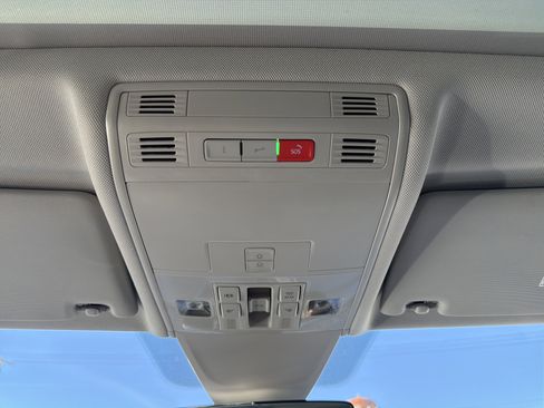 Certified 2023 Volkswagen Tiguan SE w/ Panoramic Sunroof Package image 18