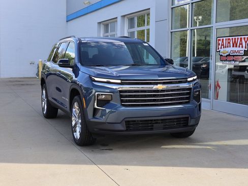 New 2026 Chevrolet Traverse LT w/ LPO, Floor Liner Package FWD image 2